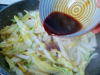14、醋溜大白菜,淋入拌好的调味料汁。