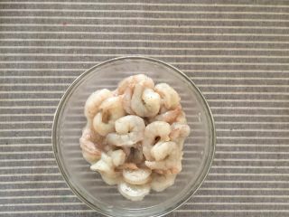 2、宫保虾仁,虾仁洗净，用厨房剪从虾背剪约2/3深度去除虾线，然后再将处理好的虾仁清洗一下沥水，加入1勺料酒、2g白胡椒粉、鸡蛋清半个、适量的淀粉和少许盐搅拌均匀腌制15分钟。