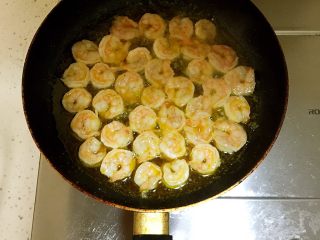 5、宫保虾仁,油热后倒入之前腌制好的虾仁翻炒一分钟，待虾仁成圆球状。