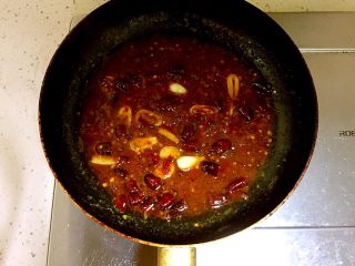 8、宫保虾仁,炒出香味后倒入之前准备好的调味汁烧开。