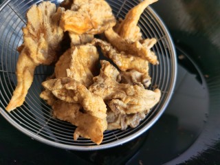 9、炸平菇（多口味超详细）,复炸时油温要高，这样炸好的平菇不吸油，油温太低平菇会很软榻油腻。