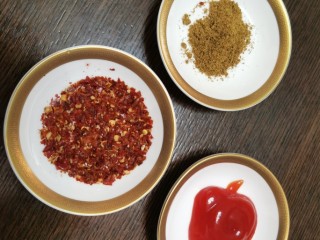 10、炸平菇（多口味超详细）,按照个人喜好准备孜然粉、辣椒粉、花椒粉或者番茄沙司。