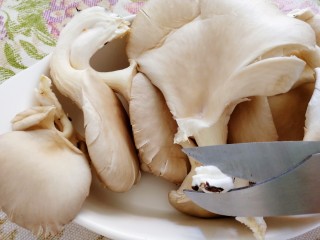 2、平菇豆腐汤,分开每一朵，减去根部，清水冲洗干净。