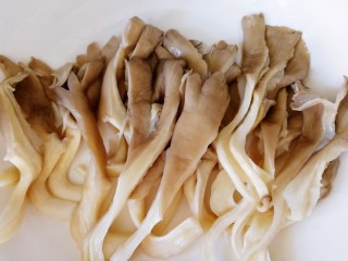 5、平菇豆腐汤,撕成条。