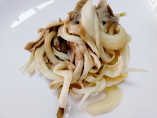 6、平菇豆腐汤,攥干水份。