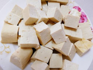 7、平菇豆腐汤,豆腐切小块，开水烫一下捞出。