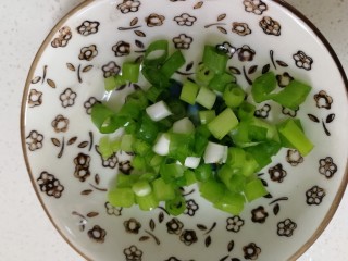 8、平菇豆腐汤,切好葱花。
