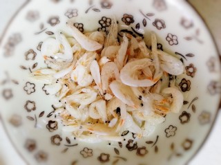 9、平菇豆腐汤,准备适量虾皮，清水洗一下。