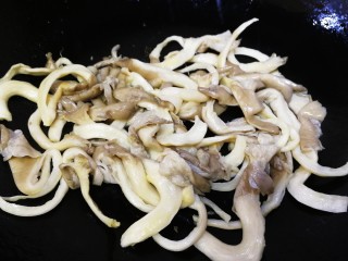 10、平菇豆腐汤,热锅倒入少量油，放入平菇小火炒匀，平菇会把油吸掉，小火炒香。