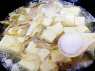 13、平菇豆腐汤,水开放入豆腐，大火煮开，文火煮5分钟，放入盐调味。