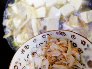 14、平菇豆腐汤,放入虾皮煮两分钟。