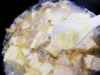 15、平菇豆腐汤,放入半小勺姜粉