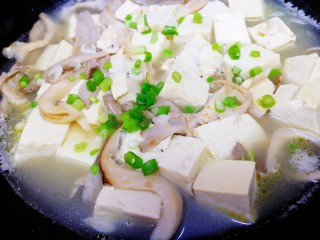 16、平菇豆腐汤,撒上葱花即可。