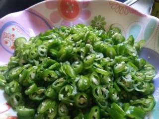 1、#地方菜#醋辣子,长尖椒切圈备用