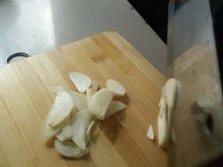 2、#地方菜#醋辣子,蒜瓣切片