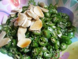 4、#地方菜#醋辣子,最后淋点米醋便可食用了哦～放置两三小时味道更棒喔.