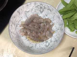 4、荷兰豆炒虾仁,腌制半小时