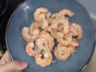 8、荷兰豆炒虾仁,炒变色后盛出