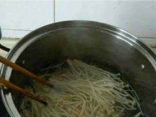 2、自制金针菇拌豆苗,金针菇洗净去老根焯烫沥干水分。