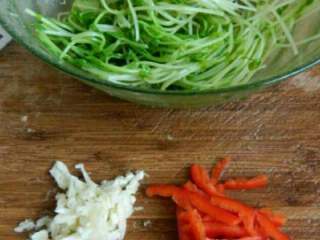 3、自制金针菇拌豆苗,蒜切碎，红椒切丝。