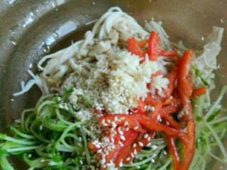 4、自制金针菇拌豆苗,碗豆苗，金针菇，蒜泥，红椒丝放入容器中，加盐 糖 熟芝麻。