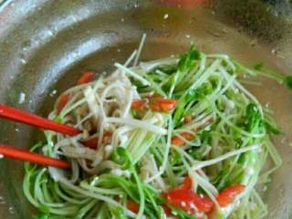 5、自制金针菇拌豆苗,加生抽 醋 香油拌匀即可。