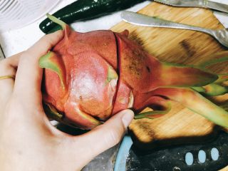 7、翠竹报春-年夜饭,取一个火龙果。