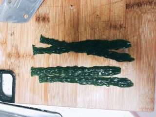 14、翠竹报春-年夜饭,用刮皮刀刮几条黄瓜皮。