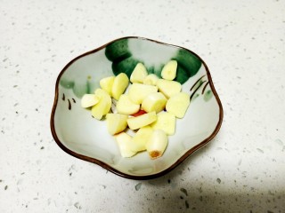 2、清炒油麦菜、菠菜,蒜切片