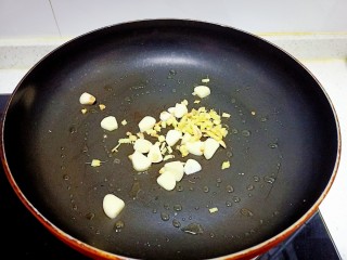 7、清炒油麦菜、菠菜,锅中放入适量油，炒香蒜片和姜末