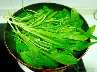 8、清炒油麦菜、菠菜,放入油麦菜
