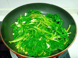 11、清炒油麦菜、菠菜,翻炒均匀