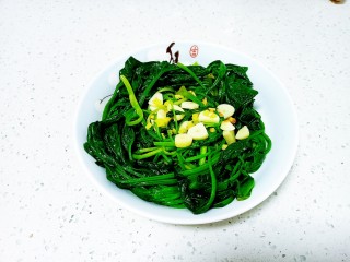 14、清炒油麦菜、菠菜,盛出。