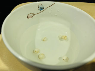 4、川贝炖雪梨,取6粒，洗净，因为是作为平时食用的药膳，就放一点点的量；