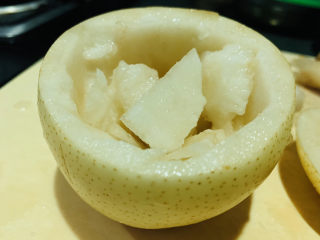 9、川贝炖雪梨,把三分之二处的梨肉挖出来；