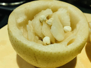 10、川贝炖雪梨,加上洗净的川贝；