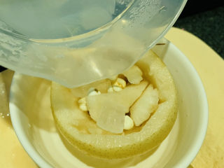 12、川贝炖雪梨,加入清水，碗里和梨里都要有清水；