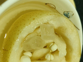 13、川贝炖雪梨,碗外的清水八分满就好；