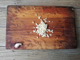 4、干锅藕片,蒜去皮切末。