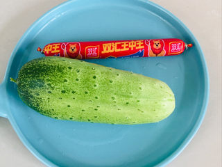 1、黄瓜炒香肠,准备食材，黄瓜，火腿～