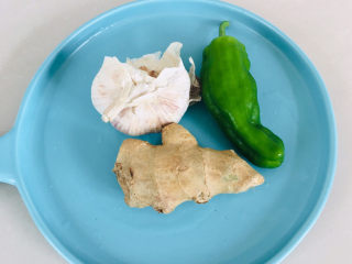 2、黄瓜炒香肠,准备调料，姜，蒜，青椒～