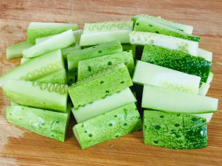 3、黄瓜炒香肠,黄瓜洗净，切段～