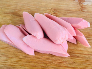 4、黄瓜炒香肠,火腿切滚刀～