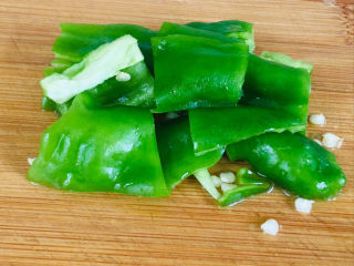 5、黄瓜炒香肠,青椒切块～