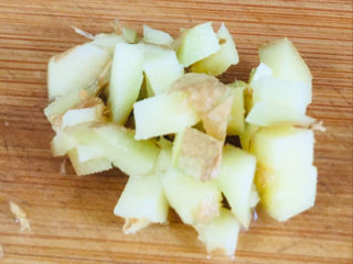 6、黄瓜炒香肠,姜切末～