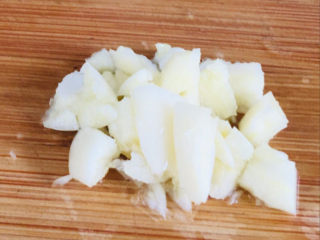 7、黄瓜炒香肠,蒜切末～