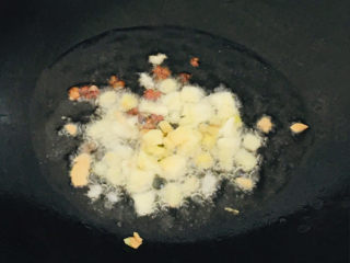 8、黄瓜炒香肠,热锅放姜，蒜，花椒，爆香～