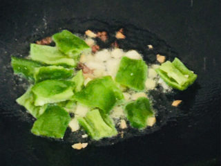 9、黄瓜炒香肠,倒入青椒～