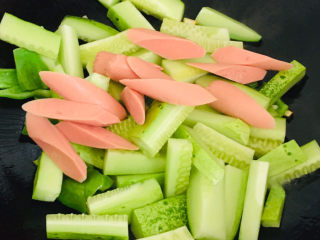 11、黄瓜炒香肠,最后再倒入火腿～