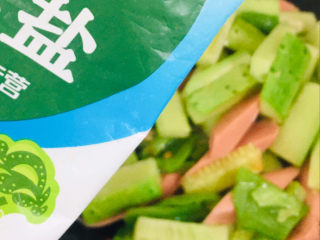 12、黄瓜炒香肠,加适量盐～